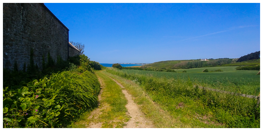 Chemin derrière la maison menant à la plage de Gwendrez