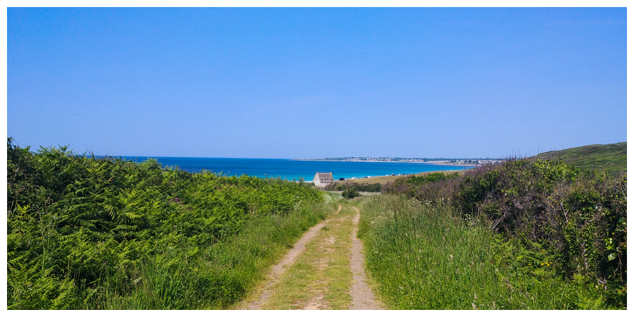 Chemin derrière la maison menant à la plage de Gwendrez