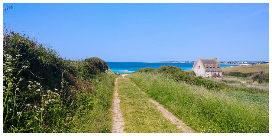 Chemin derrière la maison menant à la plage de Gwendrez