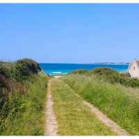 Chemin derrière la maison menant à la plage de Gwendrez