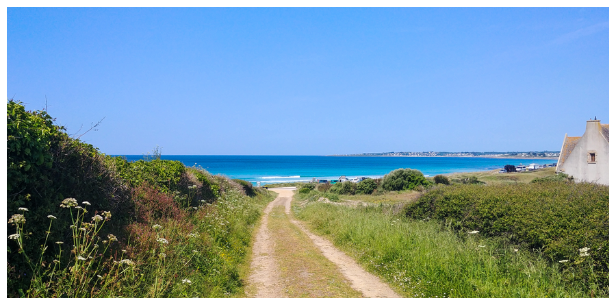 Chemin derrière la maison menant à la plage de Gwendrez